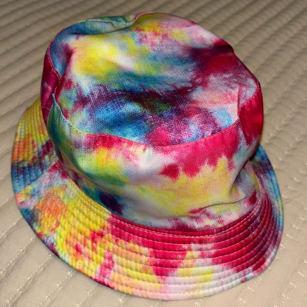 Excellent condition tie dye fishing/bucket hat no size reversible